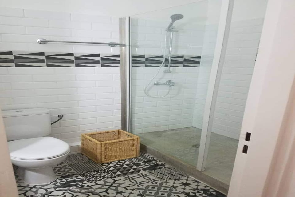 Apartment | Bathroom | Shower, towels, shampoo