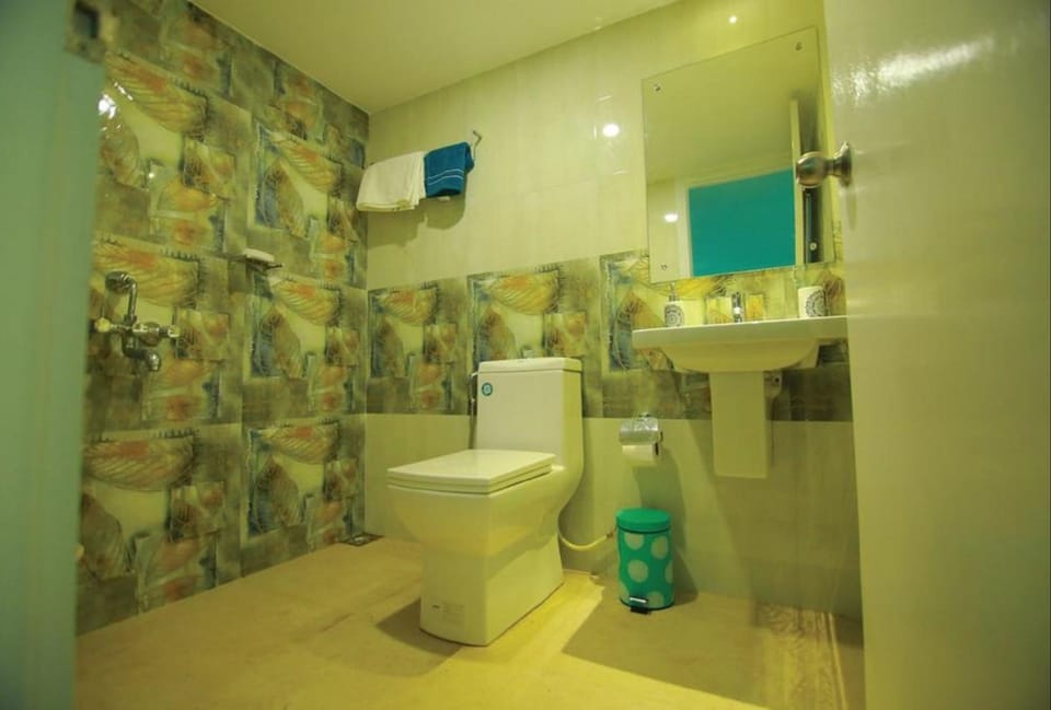 Honeymoon Suite | Bathroom | Shower, towels