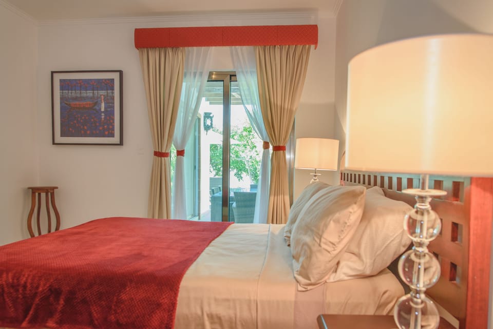 Master bedroom second floor w/bath & balcony. Habitacion principal c/balcon 