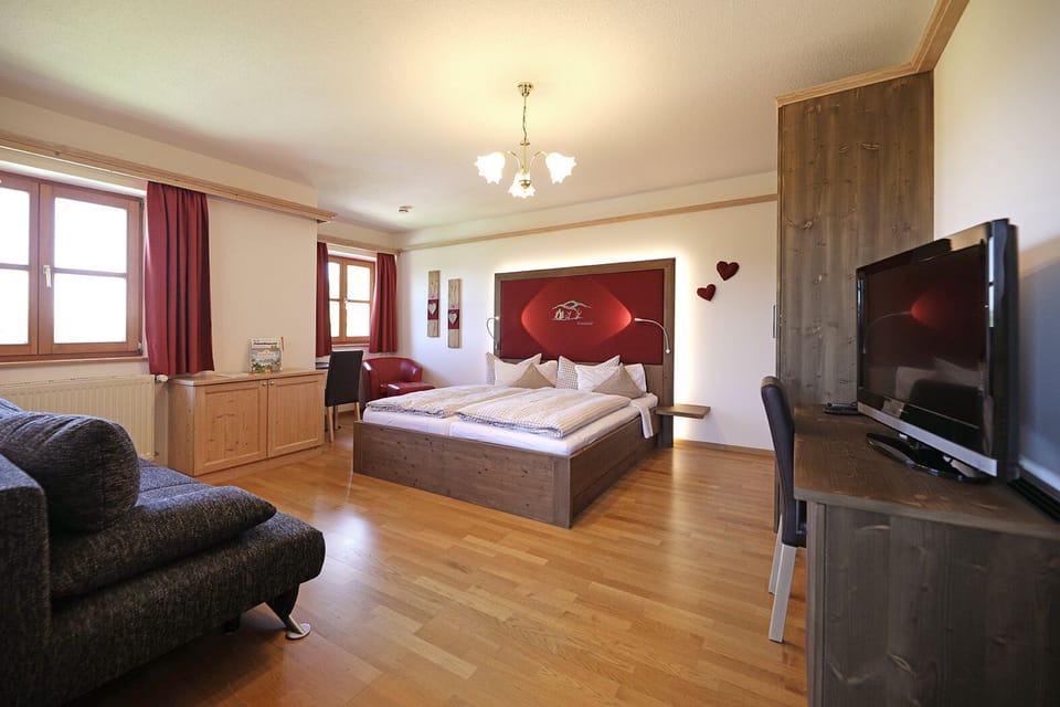 Comfort Triple Room | Minibar, in-room safe, free WiFi, bed sheets
