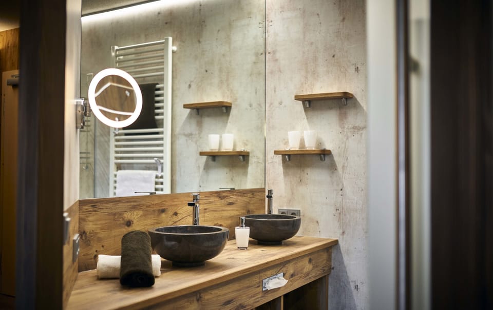 Classic Suite (Abendrot) | Bathroom | Shower, free toiletries, towels
