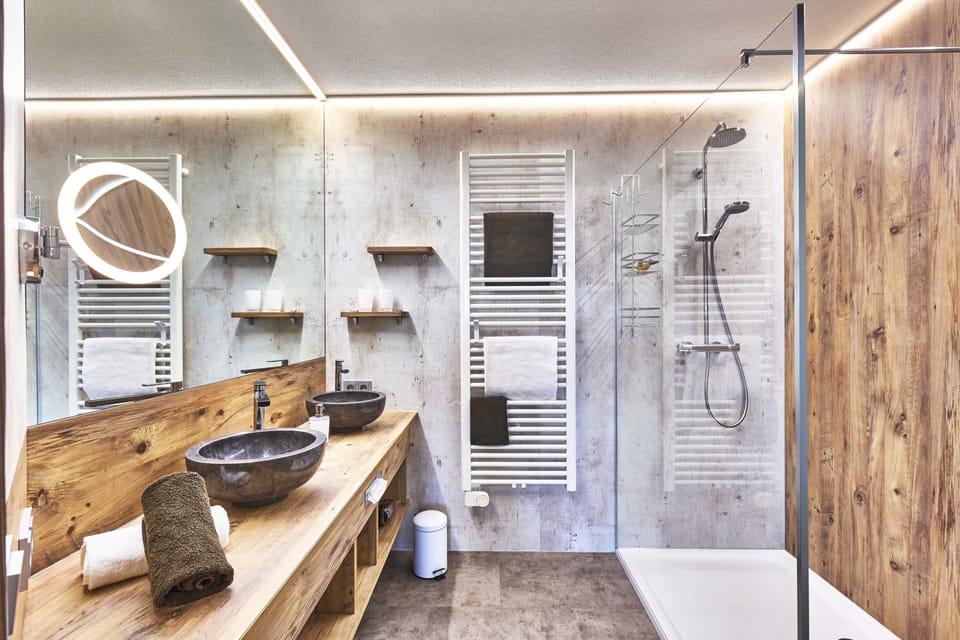 Classic Suite (Abendrot) | Bathroom | Shower, free toiletries, towels