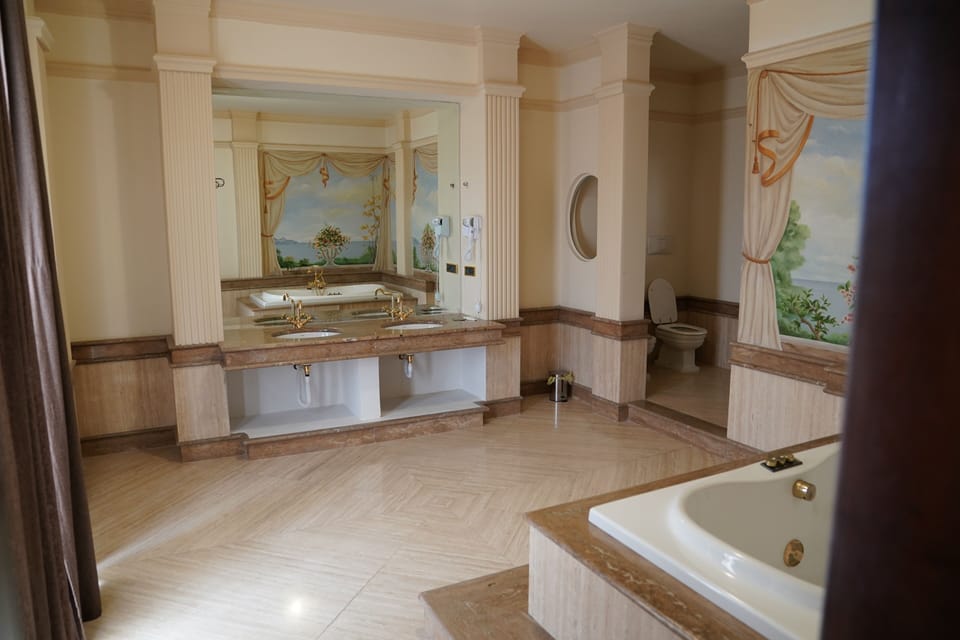 Luxury Room | Bathroom | Shower, rainfall showerhead, hair dryer, bidet
