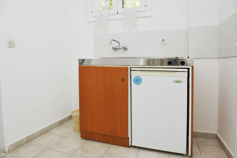 Economy Studio | Private kitchenette | Fridge, stovetop, electric kettle, cookware/dishes/utensils