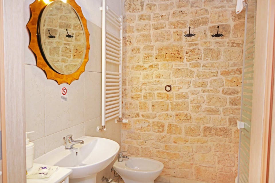 Basic Double Room, Garden View | Bathroom | Shower, rainfall showerhead, free toiletries, hair dryer
