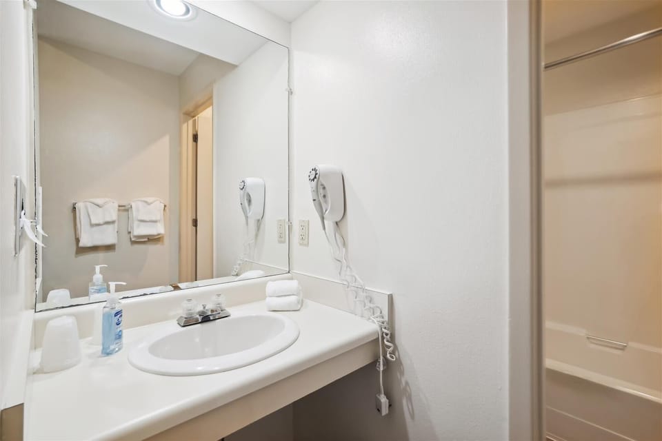 Well lit full bathroom.