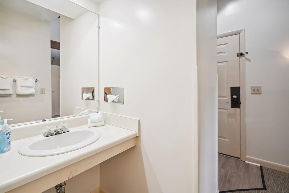 Well lit full bathroom.