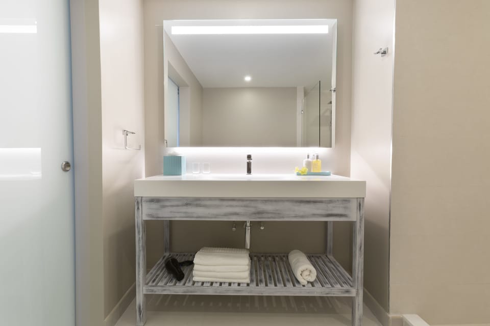 Shower, deep soaking tub, rainfall showerhead, free toiletries