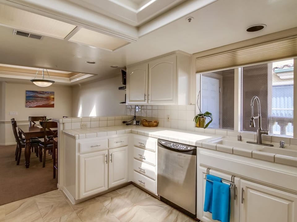 Large Kitchen with double sink and full size dishwasher