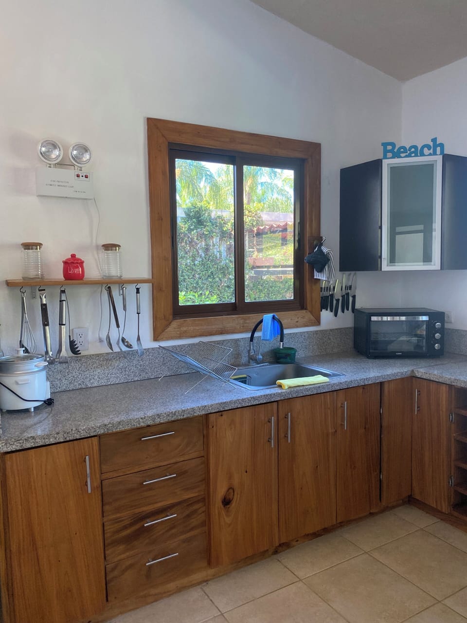 Luxury House | Private kitchen | Full-size fridge, microwave, stovetop, coffee/tea maker