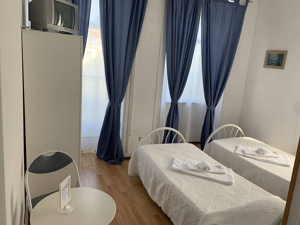 Twin Room | In-room safe, desk, soundproofing, iron/ironing board