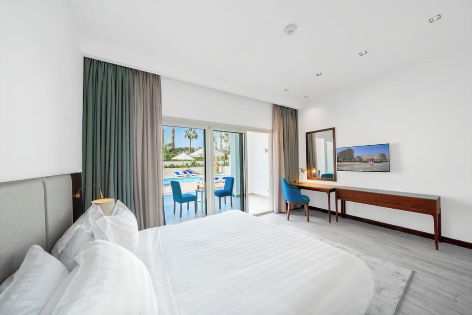 Standard Suite, 1 Queen Bed with Sofa bed, Non Smoking, Pool View | In-room safe, desk, laptop workspace, blackout drapes