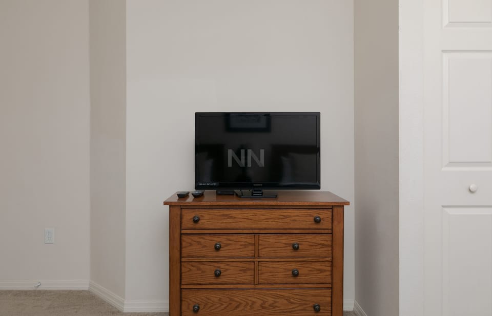 Room equipped with a smart TV, combining comfort and entertainment.