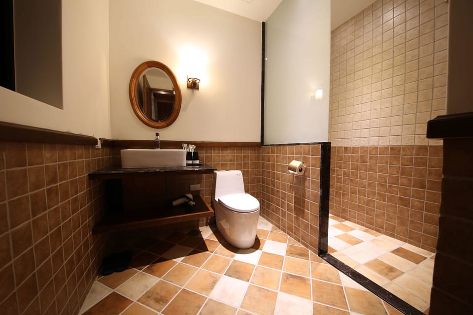 Separate tub and shower, deep soaking tub, hydromassage showerhead