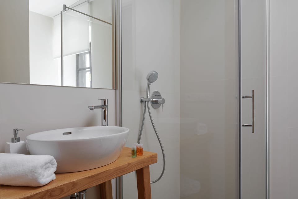 Comfort Double Room | Bathroom | Shower, rainfall showerhead, free toiletries, hair dryer