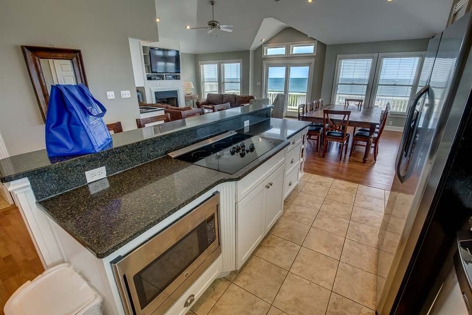 Top-Level Kitchen with Bar (seats 4)
