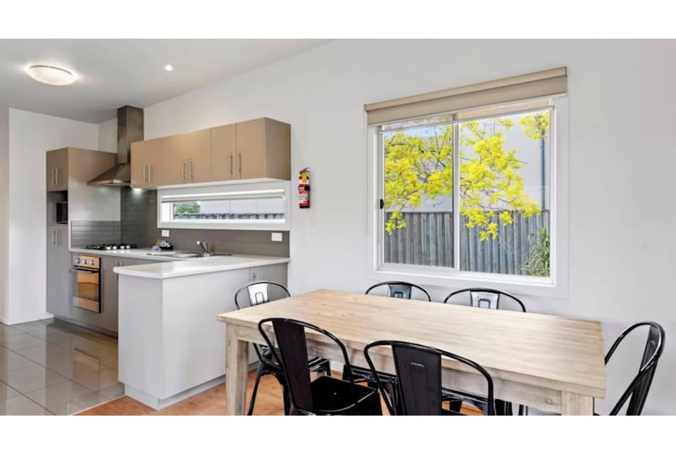 Deluxe 2 Bedroom Family Cabin - Sleeps 6 | In-room dining