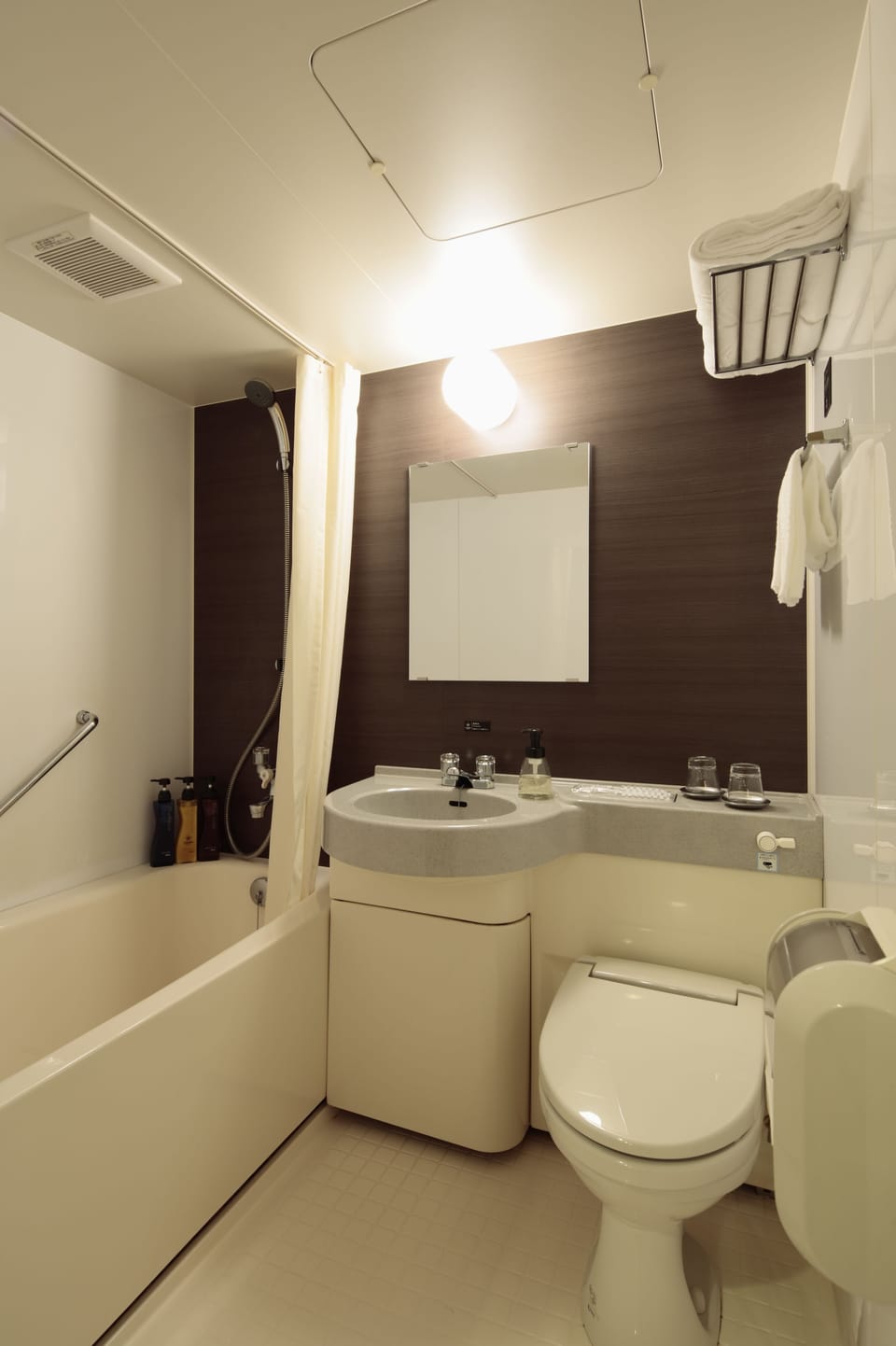 Combined shower/tub, free toiletries, hair dryer, slippers