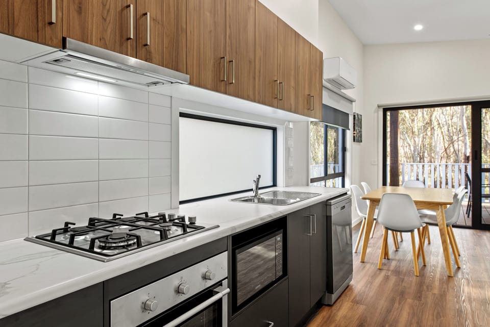 Deluxe 2 Bedroom Cabin - Sleeps 6 | Private kitchen | Fridge, microwave, stovetop, cookware/dishes/utensils