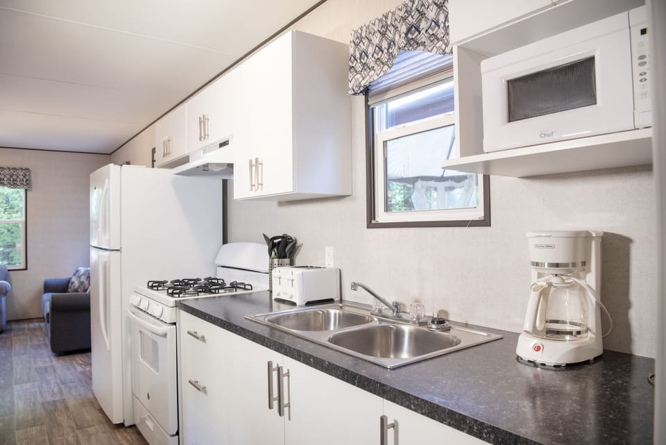 Standard Cottage | Private kitchen | Full-size fridge, microwave, oven, stovetop