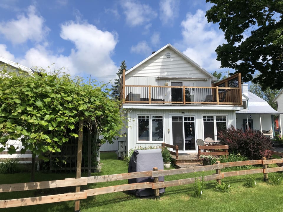 La Maison du Fleuve aux Grandes Eaux vue à partir du Fleuve !