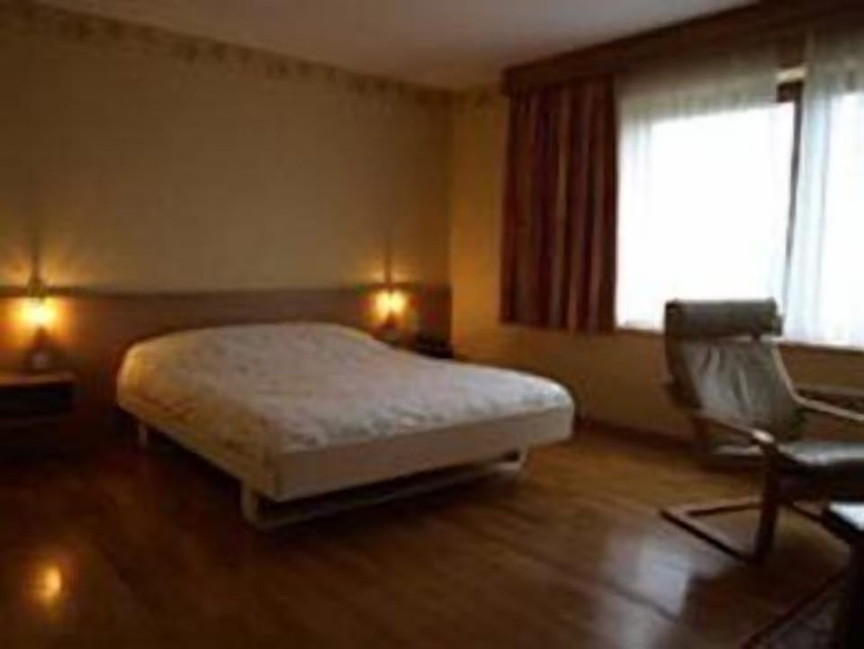 Comfort Suite | Premium bedding, in-room safe, desk, soundproofing