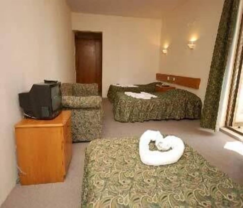 Triple Room | Pillowtop beds, free cribs/infant beds, bed sheets