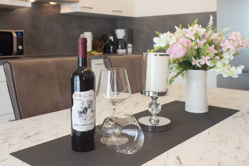 Kitchen, dinning table, welcome drink.
