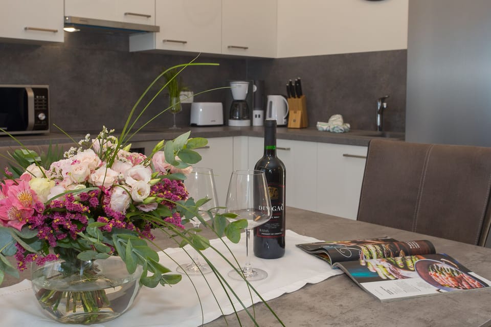 Kitchen, welcome drink, decoration. 