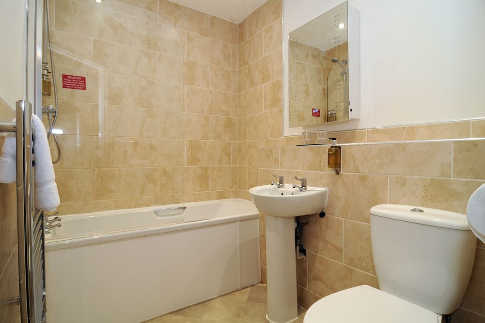 Classic Double Room, 1 Double Bed | Bathroom | Combined shower/tub, free toiletries, hair dryer, towels