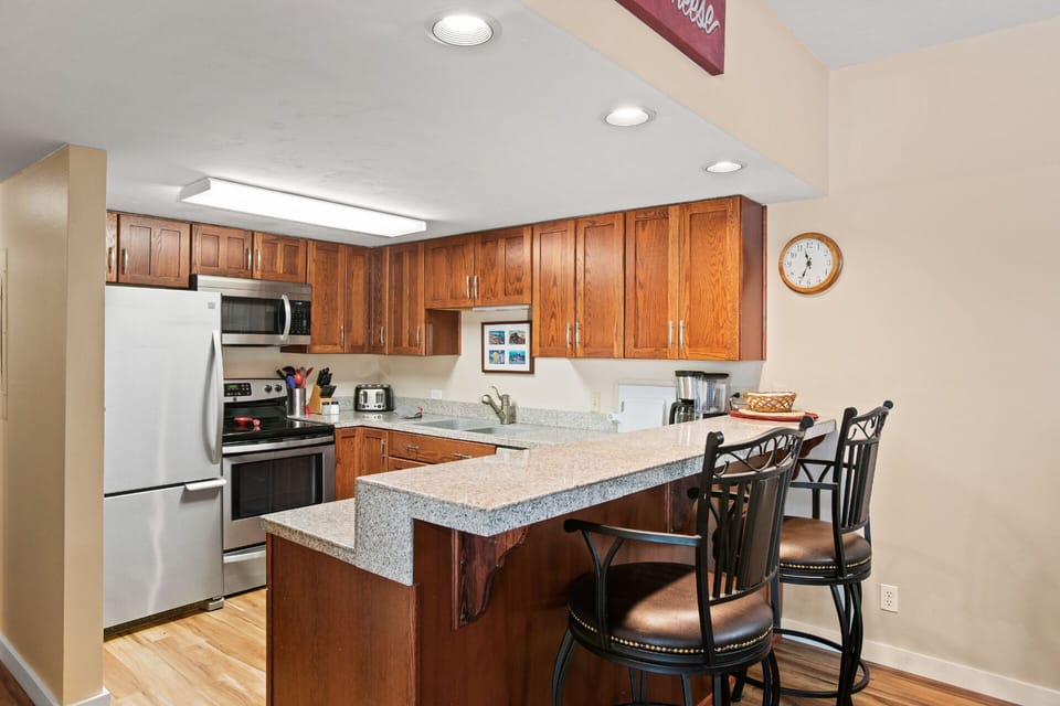 Fully equipped kitchen and bar