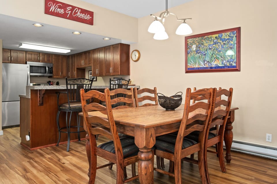 Dining table for 6 adjacent to the kitchen