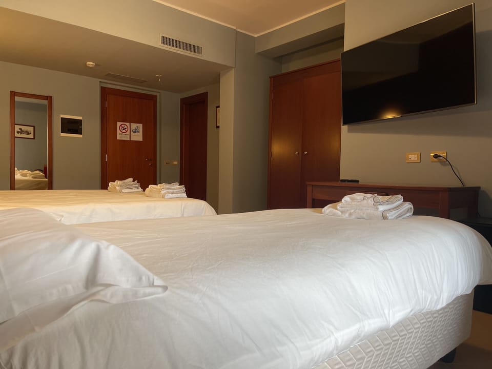 Triple Room | In-room safe, desk, blackout drapes, soundproofing