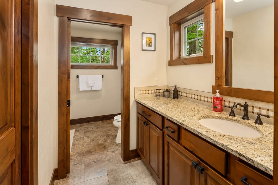 Sunnyside Lodge - King master bath on the 2nd floor.