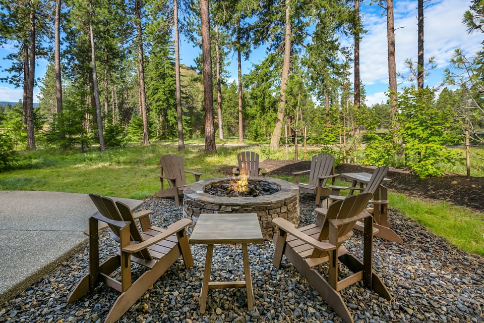 Sunnyside Lodge - Gas fire pit with golf course views!