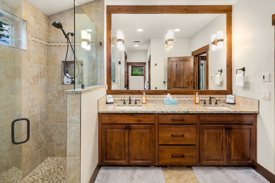 Sunnyside Lodge - Fabulous master bath with a walk-in shower.