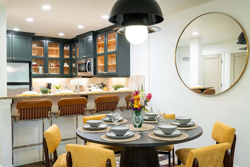 Dining Area with Seating for Six