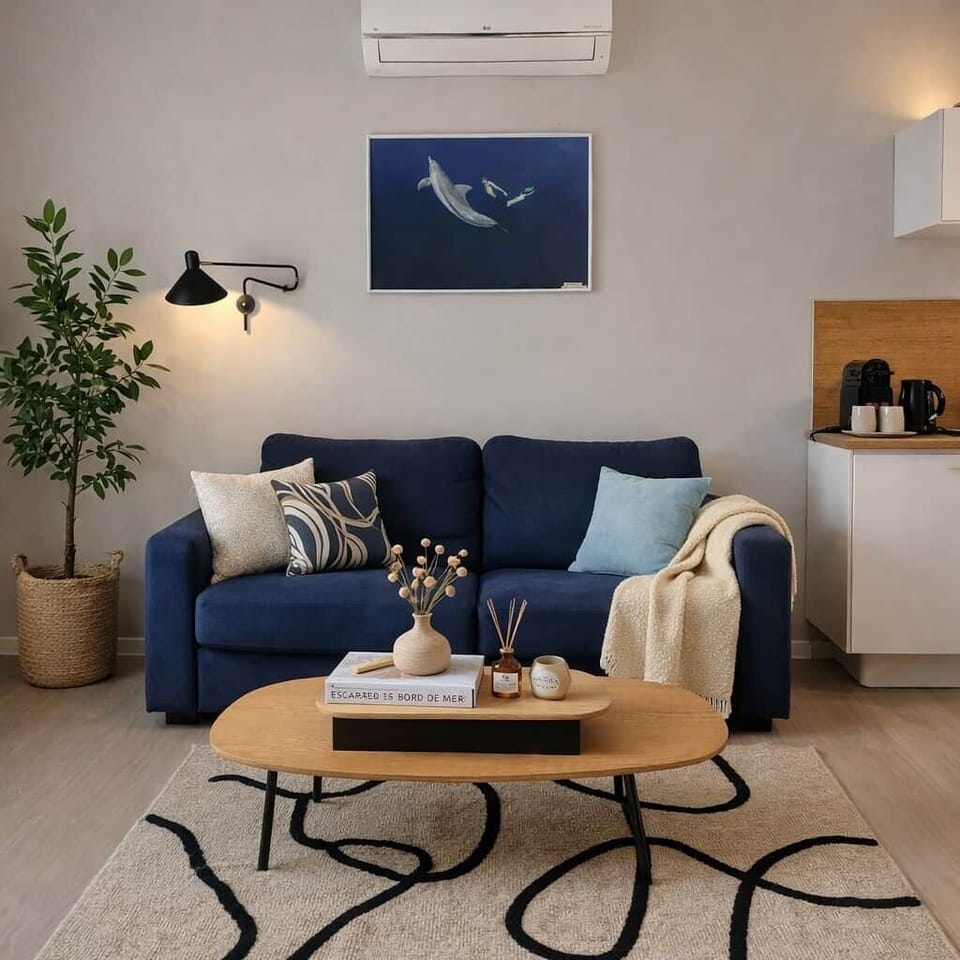 Profitez d’un salon moderne et lumineux avec canapé douillet, coin café à disposition et décoration soignée, un véritable cocon pour un séjour confortable. Le tapis du salon a été remplacé afin d’améliorer encore le confort et l’esthétique.