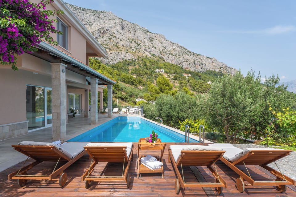 40 sqm Heated private pool with hydro massage