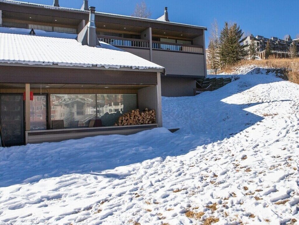 End unit at ground level