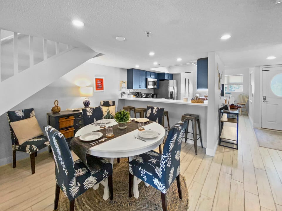 Bayside Pointe Dining Area