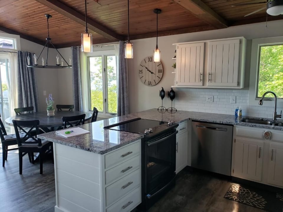 Granite countertops, new appliances & dishwasher 