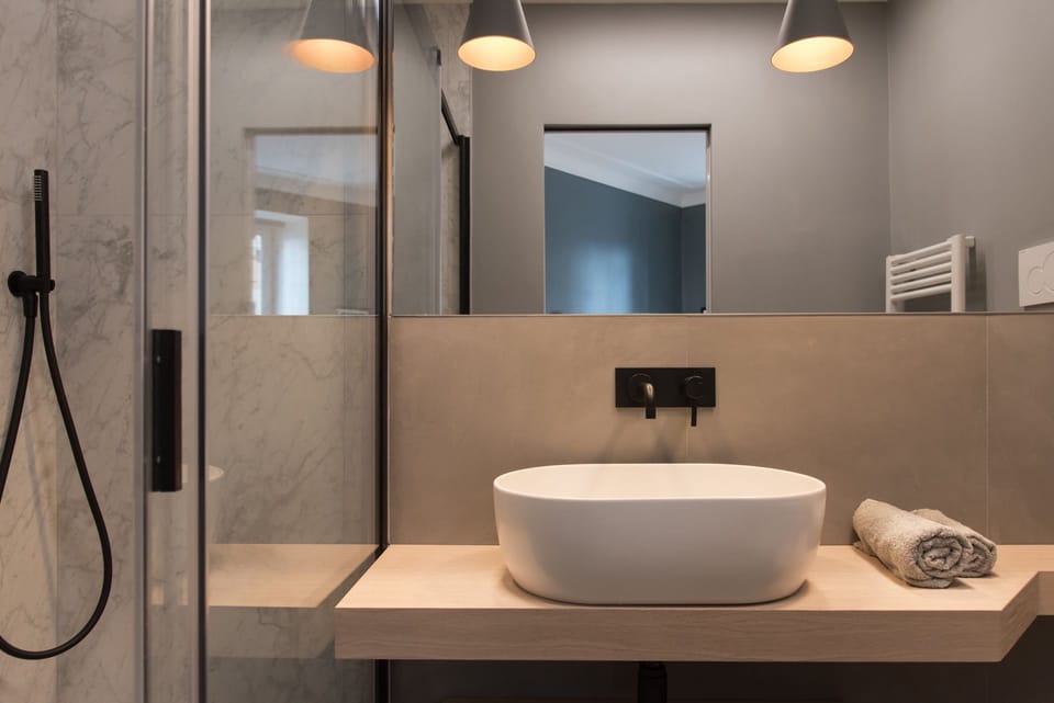 Deluxe Triple Room, Multiple Beds | Bathroom | Shower, rainfall showerhead, free toiletries, hair dryer