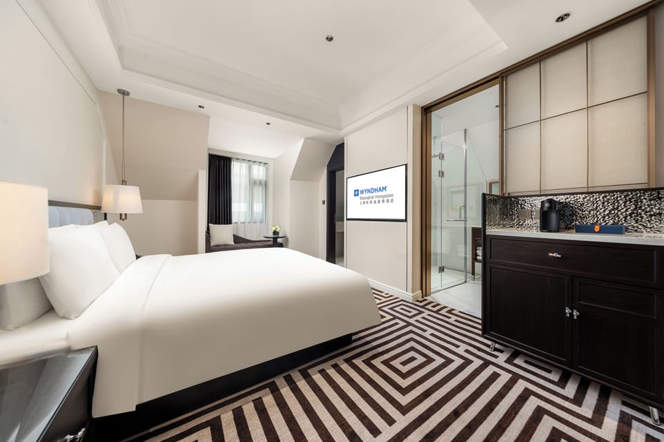 Luxury King Non Smoking | Down comforters, in-room safe, free WiFi, bed sheets