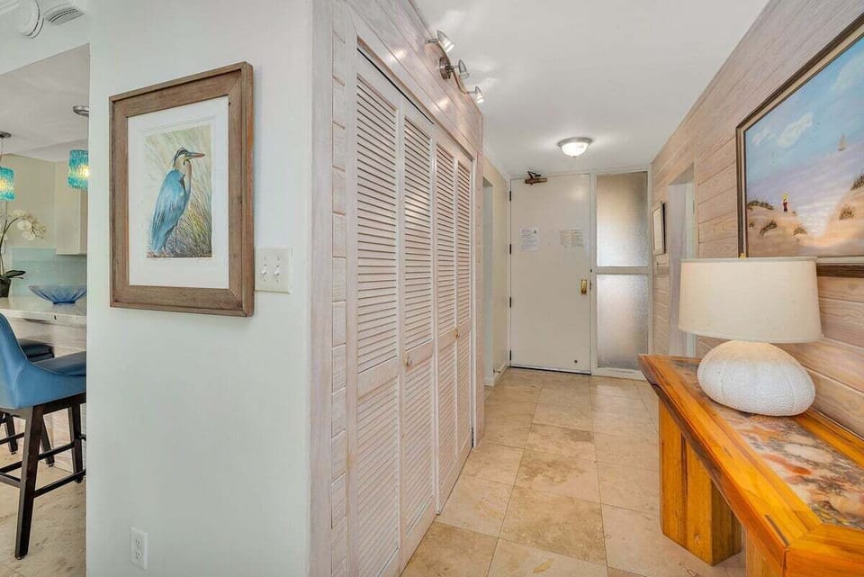 King & Prince #247 Entryway to living area