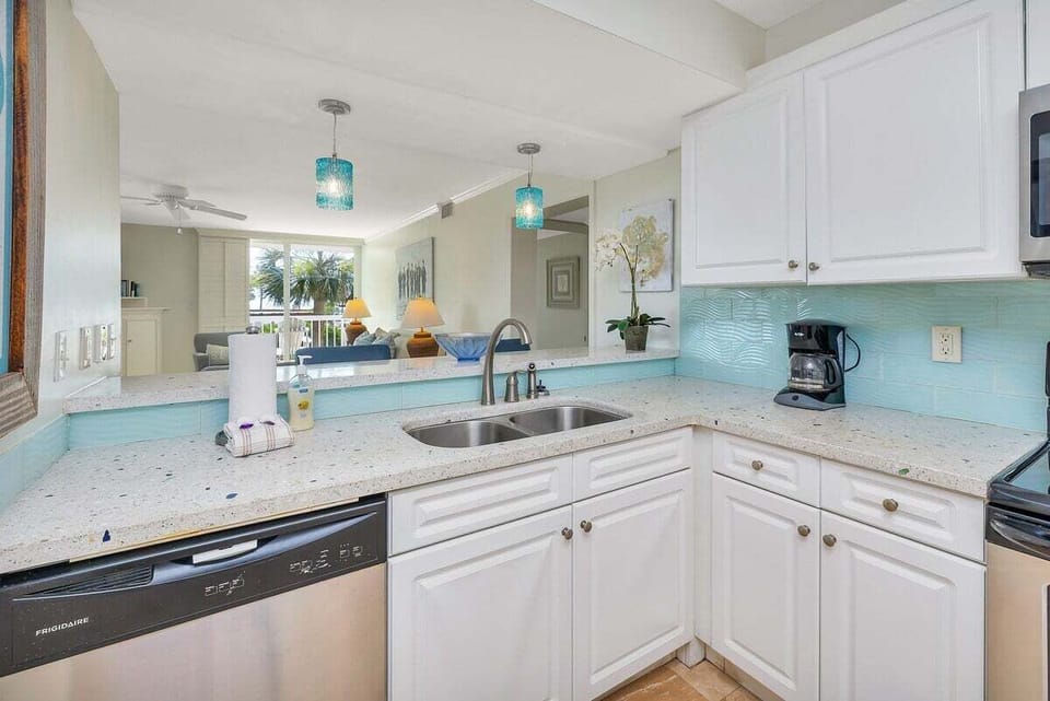 King & Prince #247 Beautifully updated kitchen