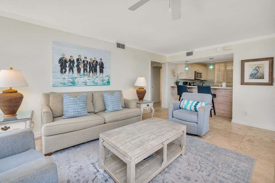 King & Prince #247 Living room with comfy couch and chairs