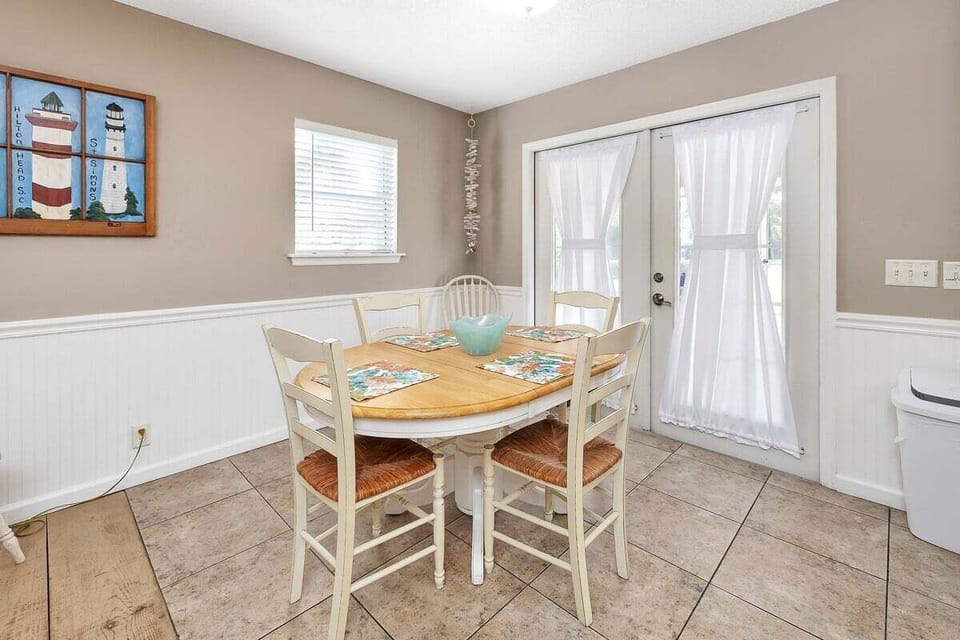 423 Arnold - Sea Turtle Compound - Dining Space