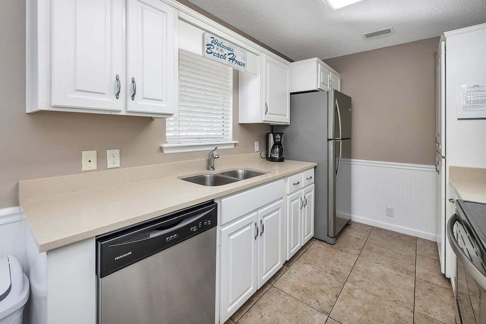 423 Arnold - Sea Turtle Compound - Kitchen