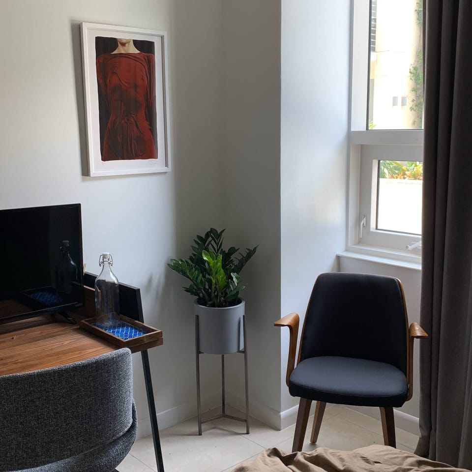 The second Bedroom is also equipped with a  working desk and Smart-TV.